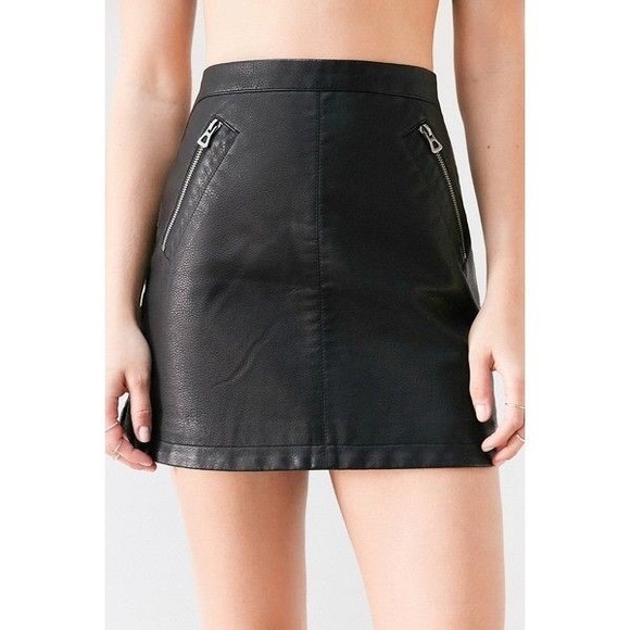 UO Silence + Noise Black Faux Leather Skirt - Picture 4 of 9